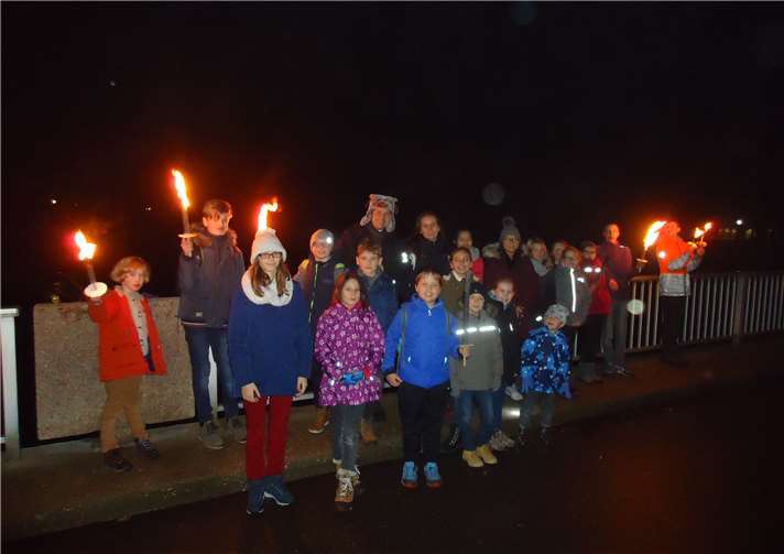 Zahlreiche Messdienerinnen und Messdiener wanderten zur Nikolauskapelle.privat
