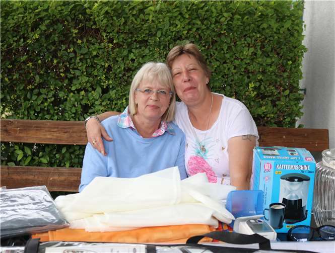 Zahlreiche Mitarbeiter, wie auch Sabine Schmitt und Irene Klinkner investierten ihre private Zeit und waren mit einem Flohmarktstand dabei.