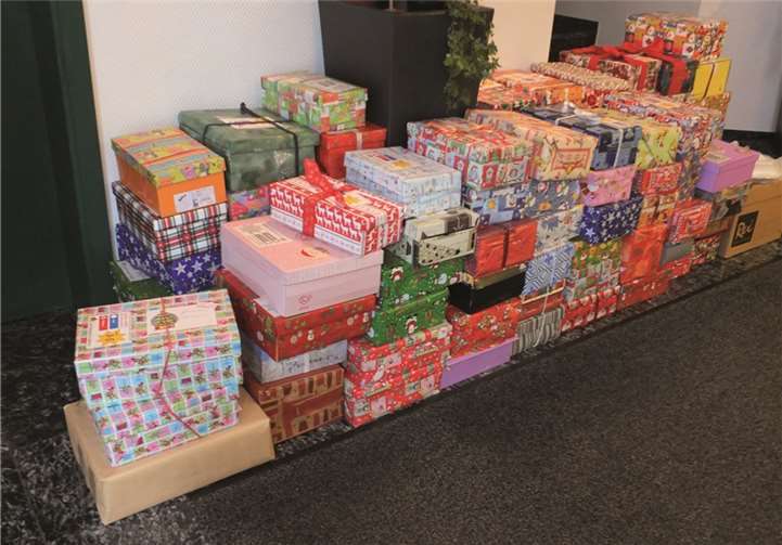 Zahlreiche Mitbürger beteiligten sich an der Aktion in vielfältiger Weise. So kamen 160 gefüllte Schuhkartons für die Aktion zusammen.  privat