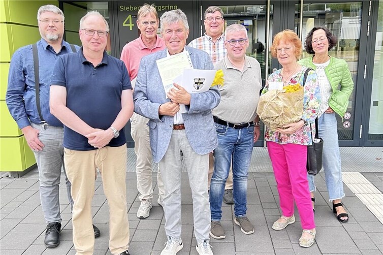 Zahlreiche Mitglieder der FDP Meckenheim bedankten sich bei Heribert Brauckmann in einer Sitzungspause für dessen Engagement