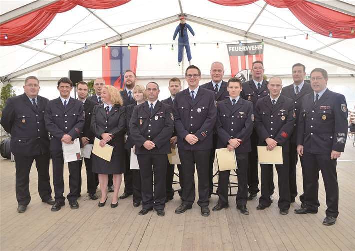 Zahlreiche Mitglieder der Feuerwehr wurden geehrt.