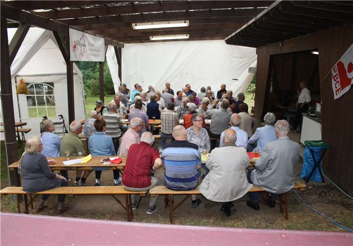 Zahlreiche Mitglieder der Gewerkschaft und viele Gäste hatten sich zum geselligen Grillen auf dem „Vogelsberg“ eingefunden. privat