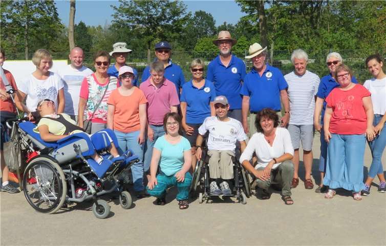 Zahlreiche Mitglieder des Boule-Clubs halfen der Freitagsgruppe beim Werfen der Kugeln.Foto: Wolfgang Vianden