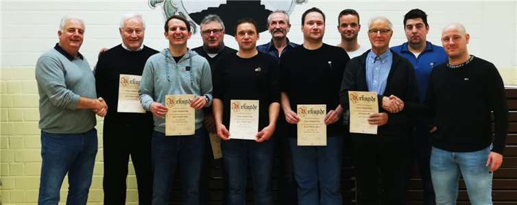 Zahlreiche Mitglieder erhielten Urkunden für ihre Vereinstreue: (v.li.n.re.) Rainer Göbel, Hans Landvogt, Dominik Göbel, Hans-Gerd Philippi, Matthias Baltes, Wolfgang Köhler, Christian Baltes, Andreas Heuser, Heinz Bell, Holger Haras und Björn Münz. Fotos: privat