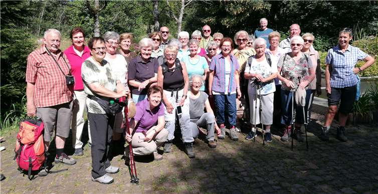 Zahlreiche Mitglieder nahmen an der Wanderung teil. privat