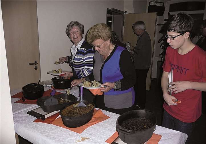 Zahlreiche Mitglieder und Freunde kamen zum „Döbbekoche“-Essen.privat