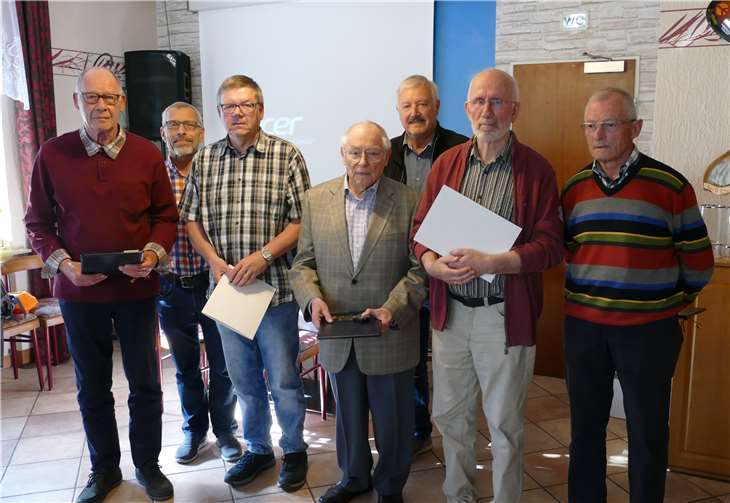 Zahlreiche Mitglieder waren beim Kameradschaftsabend anwesend: (v.l.) Hptm a.D. Reinhard Eckert, stellvertretender Vorsitzender O a.D. Franz Maurer, Hptm a.D. Karl-Heinz Thimm, KptLt a.D. Friedrich Falkenberg, Vorsitzender OStFw a.D. Günter Schwarz, OTL a.D. Claus-Peter Tüx und OTL a.D. Horst Lüttke. privat