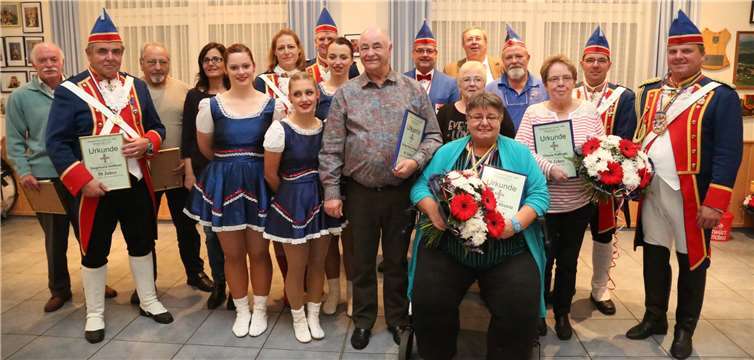 Zahlreiche Mitglieder wurden für ihr jahrzehntelanges Engagement bei den Stadtsoldaten von Kommandant Peter Klee und Spieß Stefan Hammerschlag geehrt.StF
