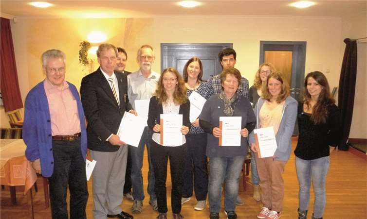 Zahlreiche Mitglieder wurden für langjährige Treue zur DLRG ausgezeichnet. privat