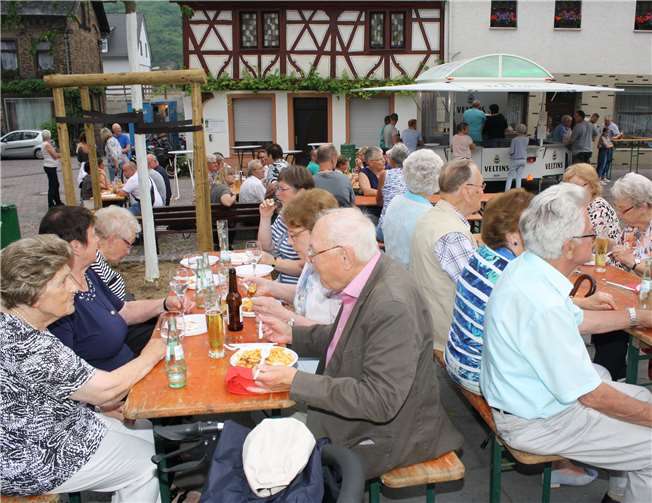 Zahlreiche Musikfreunde hatten sich auf dem Kardener Lindenplatz eingefunden, um hier ein paar kurzweilige Stunden bei angenehmer Verpflegung zu erleben.