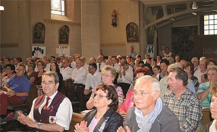 Zahlreiche Musikfreunde waren beim Jubiläumskonzert in der Ernster Pfarrkirche auch als Gratulanten dabei.