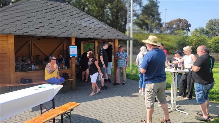 Zahlreiche Nachbarinnen und Nachbarn waren der Einladung zum geselligen Beisammensein sehr gerne gefolgt.  Foto: privat