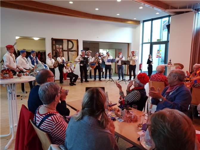 Zahlreiche Nachbarn sowie Gäste hatten den Weg in das bunt dekorierte Pfarrheim Maria-Himmelfahrt gefunden. Foto: privat