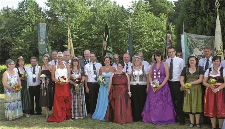 Zahlreiche Nachbarvereine mit ihren Königspaaren kamen wieder nach Hähnen zum Königsball.HMO