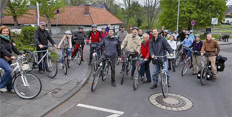 Zahlreiche Naturfreunde schlossen sich der Streuobstwiesentour im Rahmen der Pflanzen- und Samenbörse 2013 auf dem Köllenhof in Ließem an.-VJ-