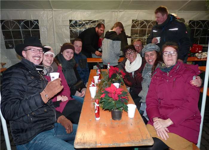 Zahlreiche Obermendiger feierten den ersten Advent gemeinsam mit der Kirmesgesellschaft in dem weihnachtlich anmutenden Ambiente.Fotos: FRE