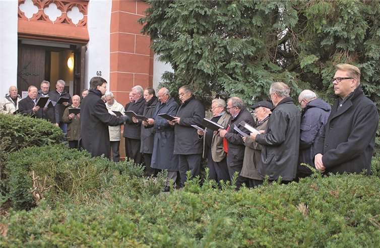 Zahlreiche Oedinger Bürger trauerten um die Toten der zwei Weltkriege im vergangenen Jahrhundert und die Opfer des Nationalsozialismus. AB