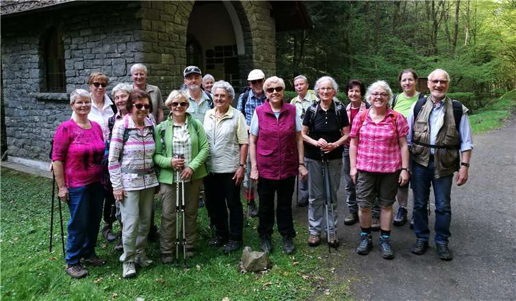 Zahlreiche Personen nahmen bei wundervollem Wetter an der Wanderung teil. privat