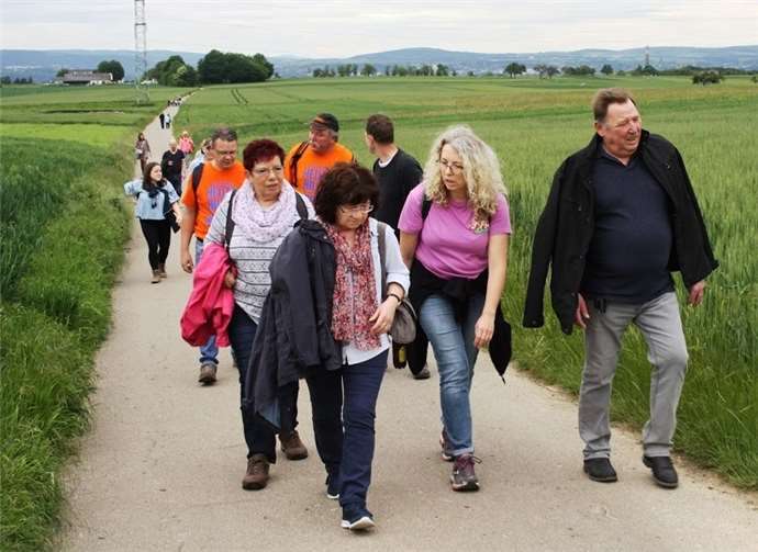 Zahlreiche Pilger auf dem Weg zum „Schau ins Land.