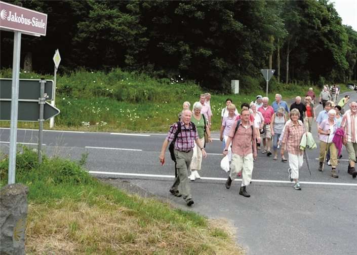Zahlreiche Pilger nutzten den gut markierten Eifelcamino-Fußweg zur mächtigen Jakobus-Pilgersäule an der alten Römerstraße zwischen Mayen und Monreal unweit der Reudelsterzer Heide.
