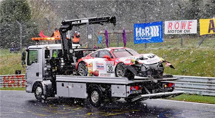 Zahlreiche Piloten verloren im Schneegestöber die Kontrolle über ihre Boliden. Zu den Gestrandeten zählte auch der Frikadelli Porsche.Fotos: BURG