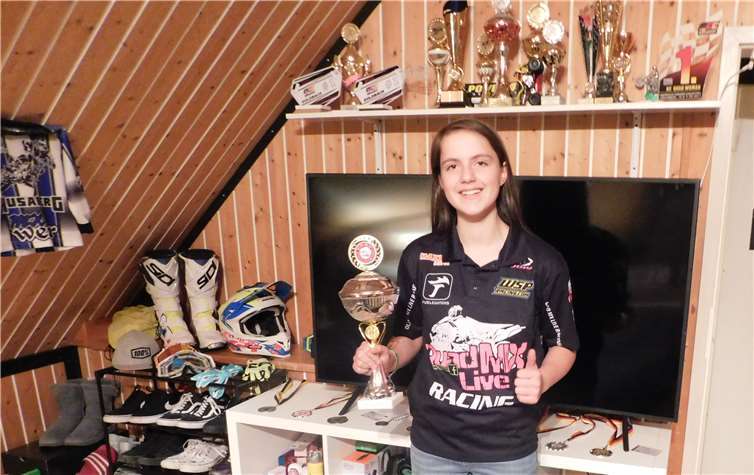 Zahlreiche Pokale und Medaillen zierendas Zimmer der 16-Jährigen. Foto: WR