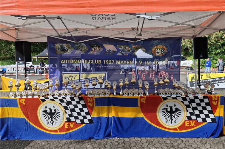 Zahlreiche Pokale warteten auf insgesamt 153 Teilnehmer.