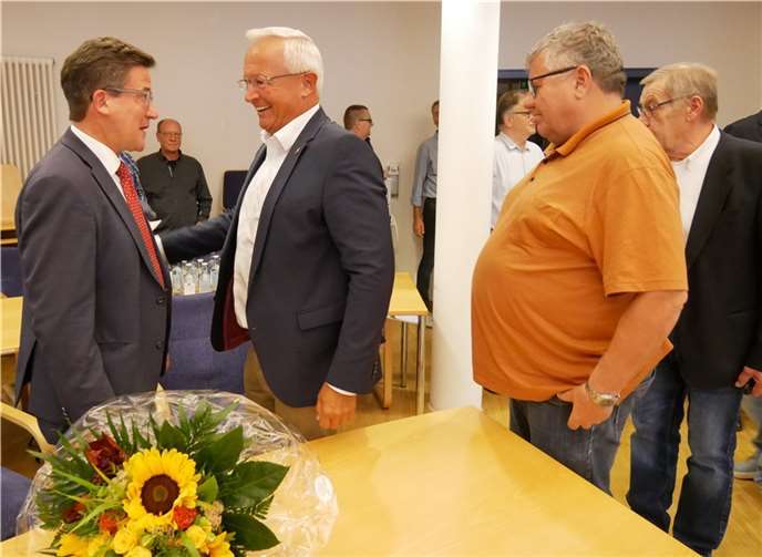 Zahlreiche Politiker gratulierten im Anschluss an die Wahlen, wie hier Landrat Achim Hallerbach, CDU (Mitte) und der Erste Kreisbeigeordnete Michael Mahlert, SPD (rechts).