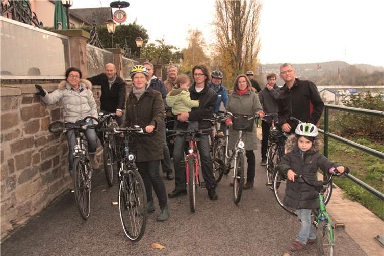 Zahlreiche Ratsmitglieder trafen sich zur offiziellen Eröffnung des neuen Radweges zwischen Vallendar und Mallendar.