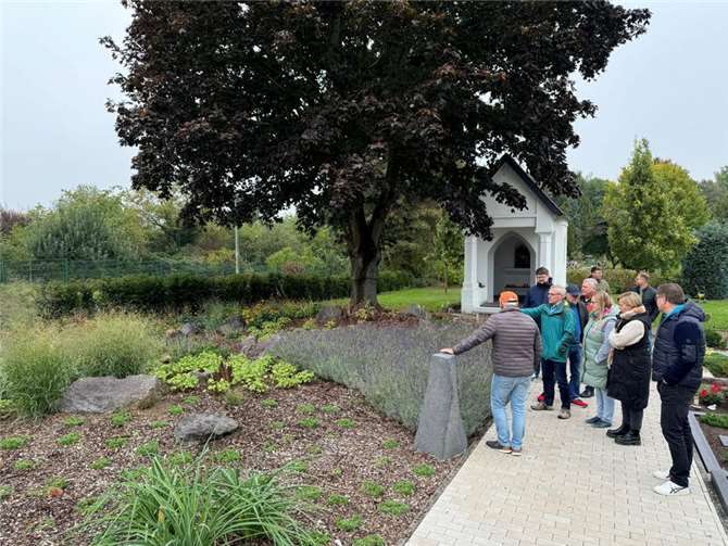 Zahlreiche Ratsmitglieder waren der Einladung von Ortsbürgermeister Norbert Bahl zu einem Ortstermin in der Peter-Häring-Halle sowie auf dem Friedhof gefolgt. Foto: privat