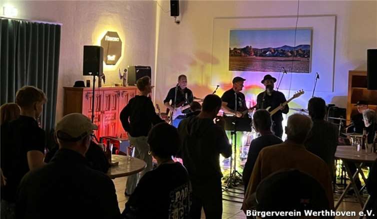 Zahlreiche Rockfans fanden den Weg in den kleinen Ort und erlebten einen rockgeladenen Abend voller Energie und guter Musik.Foto: Bürgerverein Werthhoven 1972 e.V.