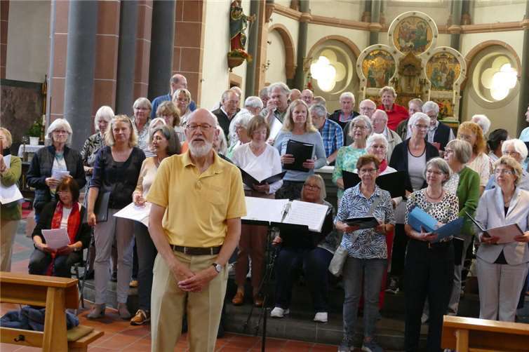 Zahlreiche Sangesbrüder und -schwestern beteiligten sich am „Lindenbaum-Projekt“ in der Kirche Sankt Peter und Paul. Foto: AB