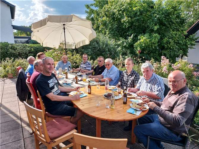 Zahlreiche Schachfreunde folgten der Einladung des 1. Vorsitzenden Wolfgang Frömbgen.  Foto: Schachverein Remagen-Sinzig