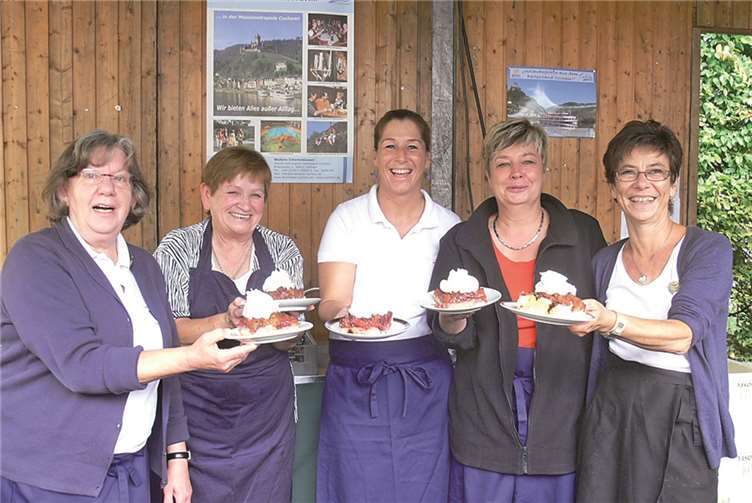 Zahlreiche Schaulustige säumten den Umzugsweg, als die bunt gekleideten Fußgruppen nebst Musikkapellen und Weinmajestäten vorbeizogen.