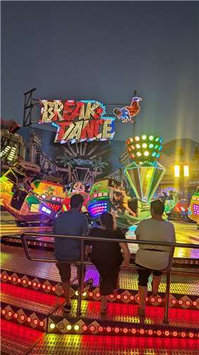 Zahlreiche Schausteller locken mit ihren Fahrgeschäften auf den Festplatz Eichwiese.