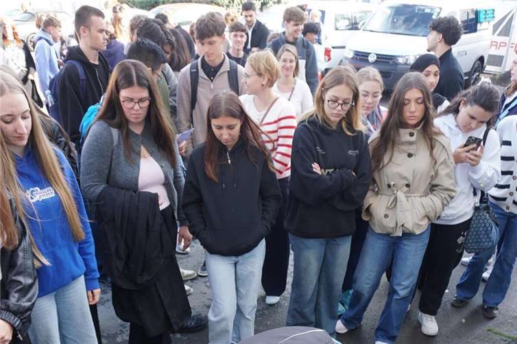 Zahlreiche Schüler der BBS schauten dem Künstler Gunter Demnig bei der Verlegung der Stolpersteine über die Schulter.  Foto: Jacqueline Blang/Stadt Mayen