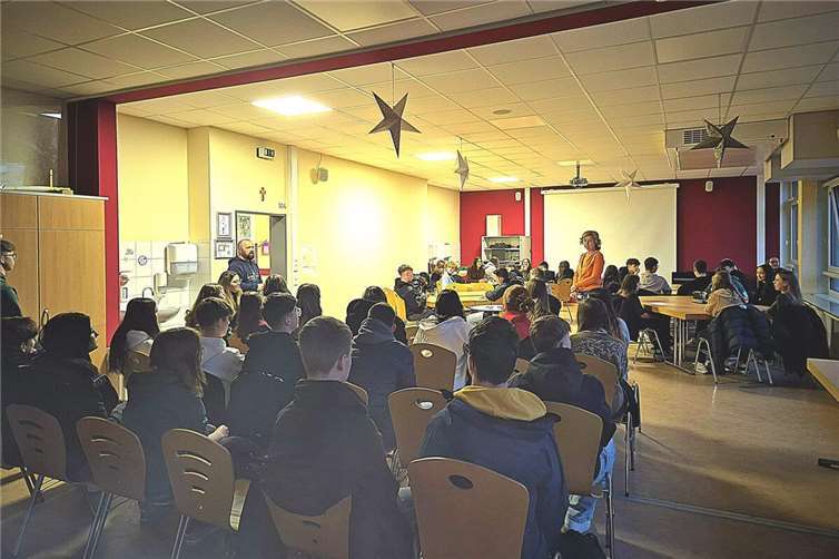 Zahlreiche Schüler und Schülerinnen der Stufe 10 hospitierten im Unterricht der Fachoberoberschule. Foto: Realschule plus und Fachoberschule Kaisersesch