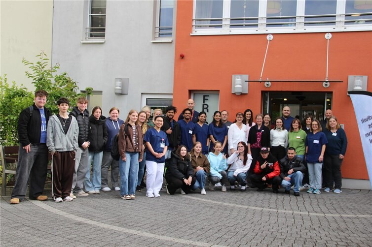 Zahlreiche Schülerinnen und Schüler sowie Interessierte an einem beruflichen Quereinstieg nutzten die Gelegenheit, beim Aktionstag Pflege einen praxisnahen und realistischen Einblick in den Pflegeberuf zu gewinnen.