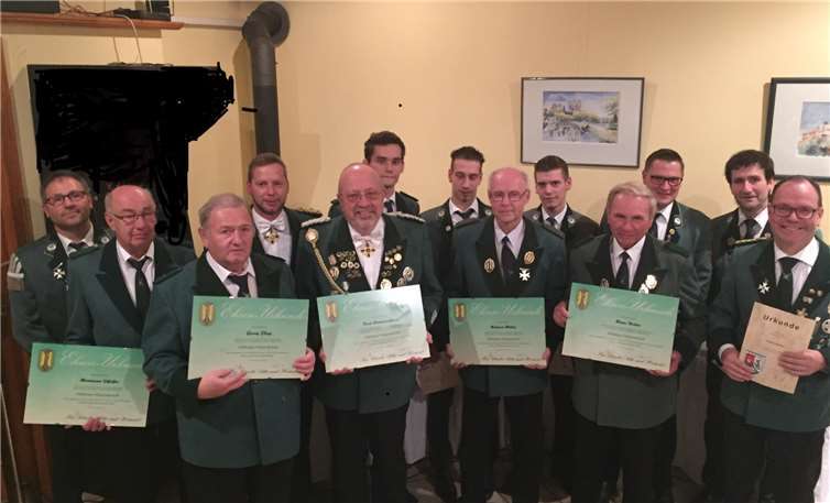 Zahlreiche Schützen wurden für ihre langjährige Mitgliedschaft geehrt. privat