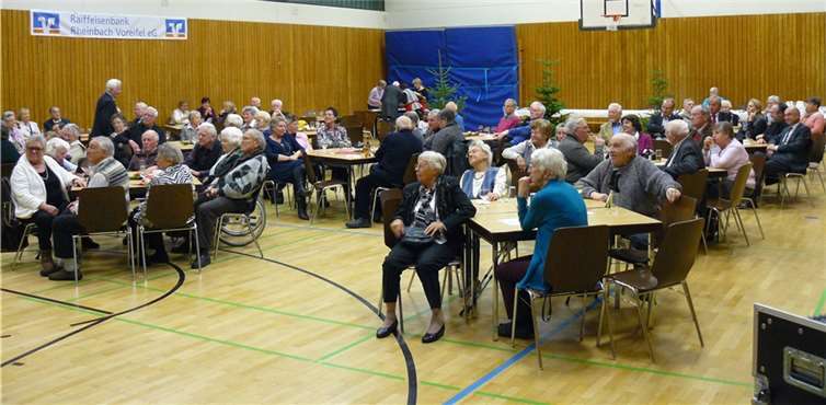 Zahlreiche Seniorinnen und Senioren waren der Einladung des Ortsausschusses in die Mehrzweckhalle gefolgt. privat