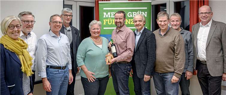 Zahlreiche Sinziger Mandatsträger waren anwesend, von links.: Pia Wasem (Stadträtin, CDU), Ralf Urban (Stadtrat, B‘90/Die Grünen), Roland Janik (2. Beigeordneter, FWG) Reiner Friedsam (Stadtrat, FWG), Claudia Thelen (2. Beigeordnete, B‘90/Die Grünen), Johannes Pinn (Vorstand der Bürger Energiegenossenschaft Eifel e. G. eegon), Hans-Werner Adams (1. Beigeordneter, CDU), Markus Jolas (CDU), Klaus Hahn (Stadtrat, B‘90/Die Grünen), Hardy Rehmann (Stadtrat, B‘90/Die Grünen). Foto: privat