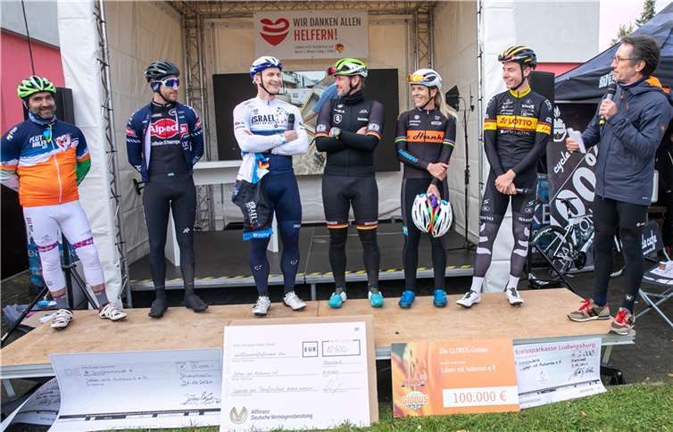 Zahlreiche Spenden zugunsten des Vereins „Leben mit Autismus e.V.“ kamen zusammen, so dass sich der Verein am Ende über eine sechsstellige Spendensumme freuen konnte.Foto: JOST