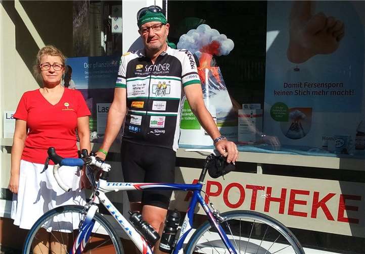 Zahlreiche Spender unterstützten den Radfahrer Hans-Gerd Schwarzmann bei der Vortour der Hoffnung. privat