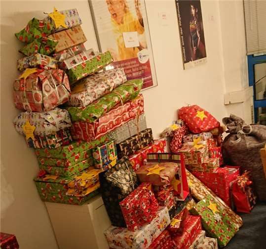 Zahlreiche Spender unterstützten die Weihnachtswunschbaumaktion. Privat