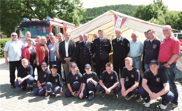 Zahlreiche Sponsoren und Ehrengäste gratulierten der Jugendfeuerwehr zu ihrem neuen Zelt.Fotos: FRE