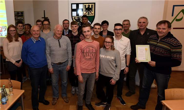 Zahlreiche Sportler der LG Kreis Ahrweiler konnten für ihre Leistungen ausgezeichnet werden, darunter Roland Moock, der die bronzene Ehrennadel des Leichtathletikverbands Rheinland erhielt.  FIX