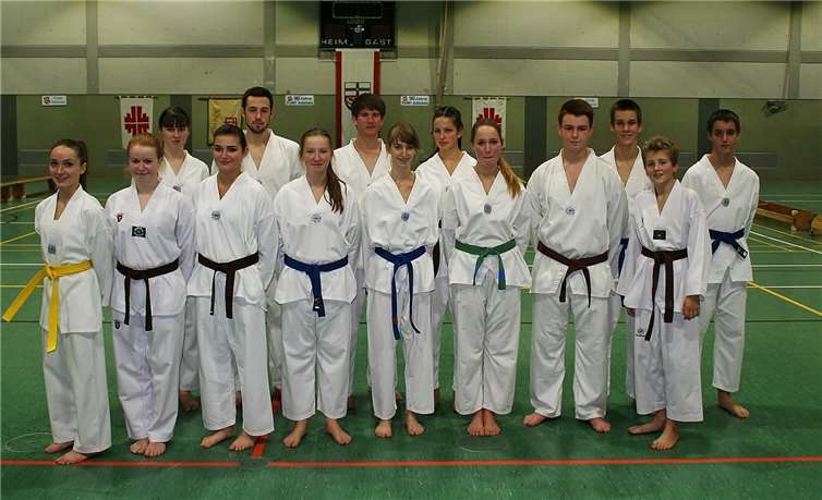 Zahlreiche Sportlerinnen und Sportler konnten Platzierungen erzielenund weitere Ehrungen erhalten, auf die sie stolz sein dürfen. von links nach rechts: Franziska Götz, Eva Kürsch, Jennifer Sortsch, Jessica Witt, Wolfhard Klein, Miriam Bauer, Milan Dung, Mirjam Ecker, Laura Raeder, Anne Tolkmitt, Johannes Szymanski, Marcel Ecker, Leander Grauer und Robin Müller.prvivat