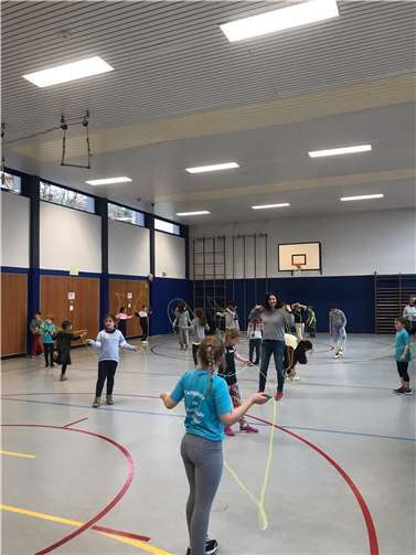 Zahlreiche Sprungvariationen wurden vermittelt.  Foto: Grundschule Vallendar