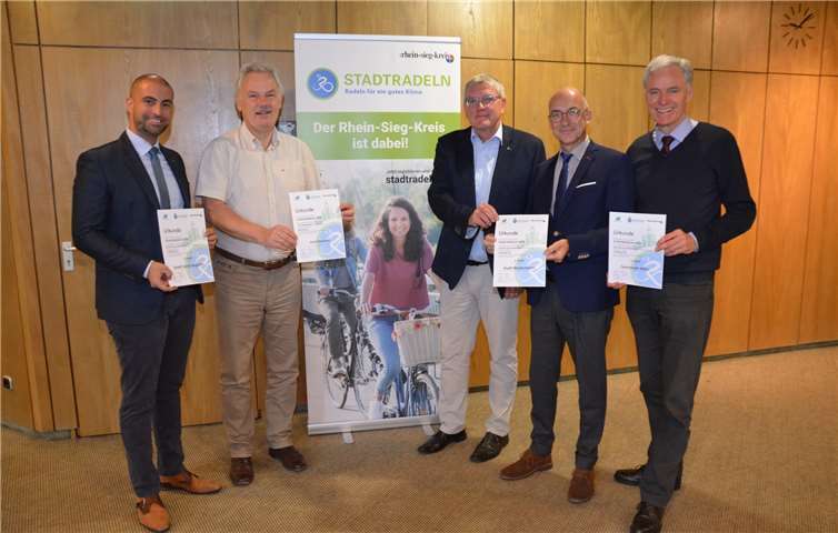 Zahlreiche Städte und Gemeinden nahmen an der Aktion teil: (v.l.) Ali Dogan von der Stadt Sankt Augustin, Rheinbachs Bürgermeister Stefan Raetz, Landrat Sebastian Schuster, Meckenheims Bürgermeister Bert Spilles sowie den Bürgermeister der Gemeinde Alfter, Dr. Rolf Schumacher. Rhein-Sieg-Kreis