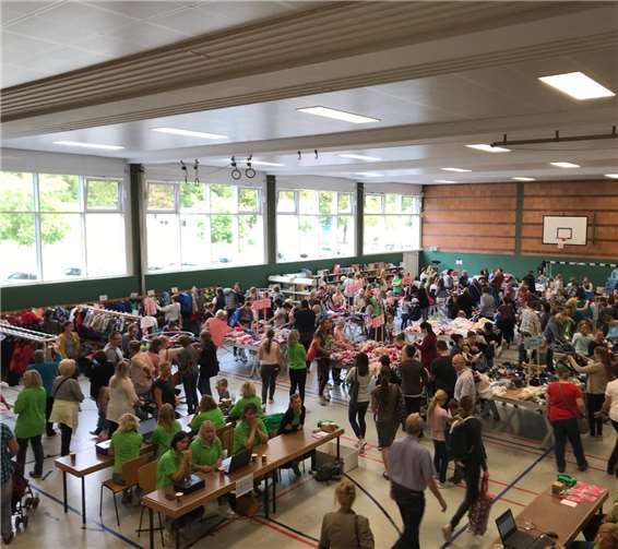 Zahlreiche Stände lockten die Käufer in die Turnhalle.